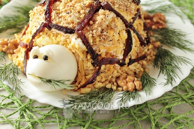 Готовый салат «Черепашка» с курицей, черносливом и грецкими орехами