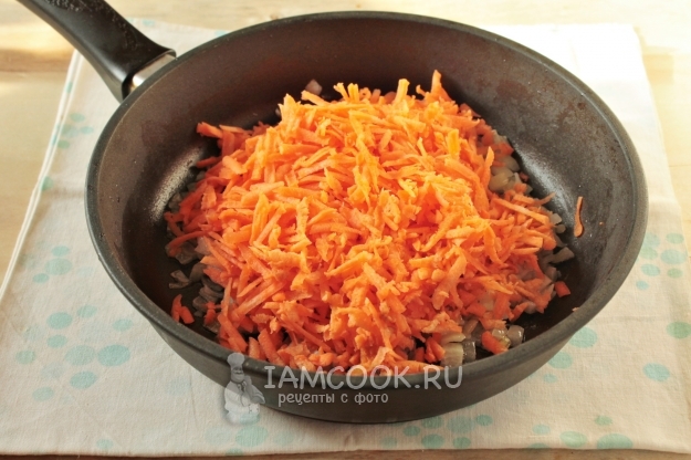 Положить тертую морковь