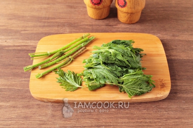 Отрезать у крапивы стебли