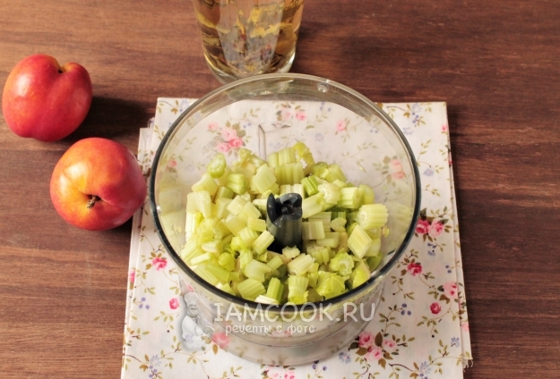 Положить сельдерей