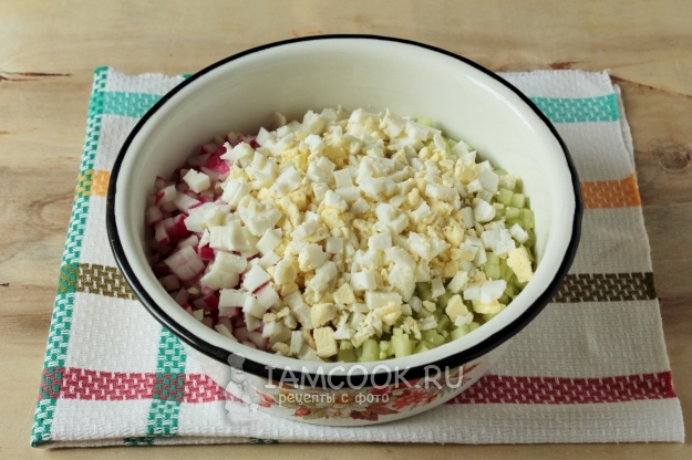 Соединить нарезанные продукты