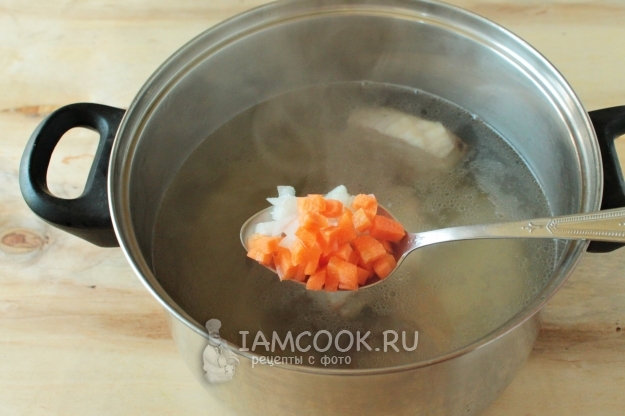 Положить лук и морковь