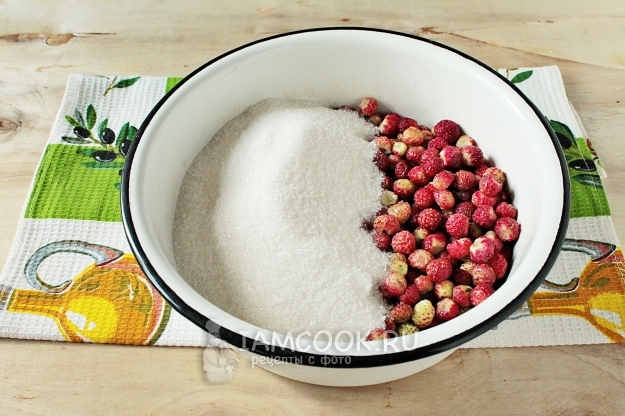 Соединить клубнику с сахаром