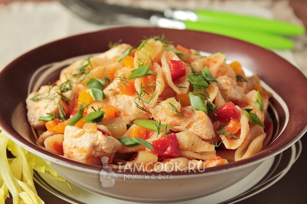 Фото макарон с курицей и овощами на сковороде