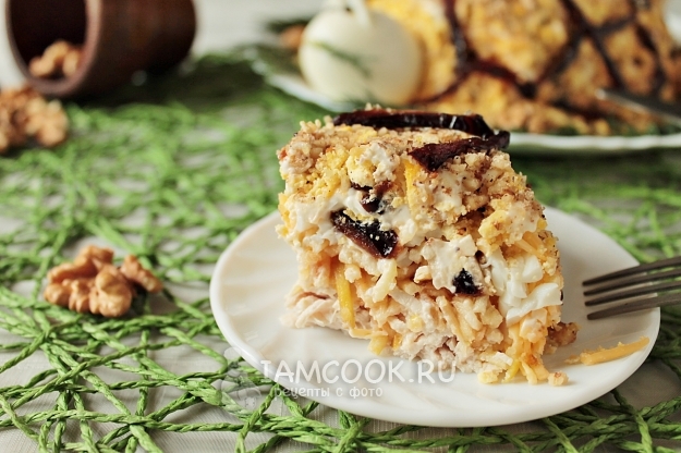 Вкусный салат «Черепашка» с курицей, черносливом и грецкими орехами