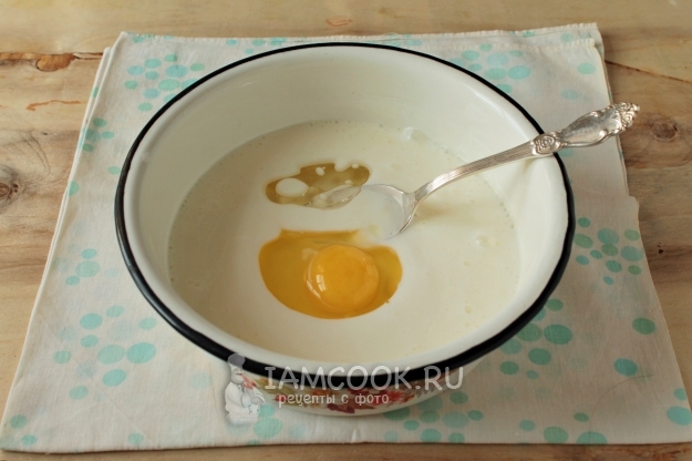 Добавить яйцо и масло