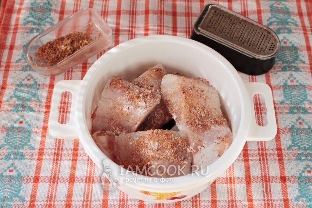 Всыпать к рыбе соль и мускатный орех