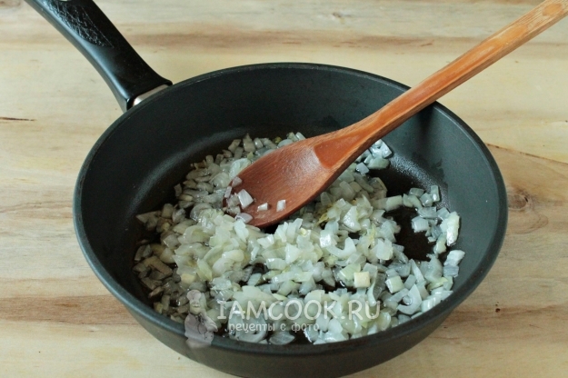Обжарить лук