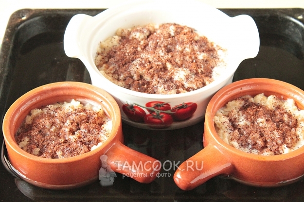 Налить на противень воду