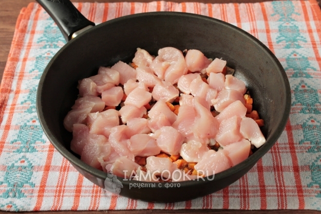 Положить куриное филе