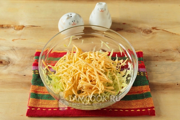 Положить тертый сыр