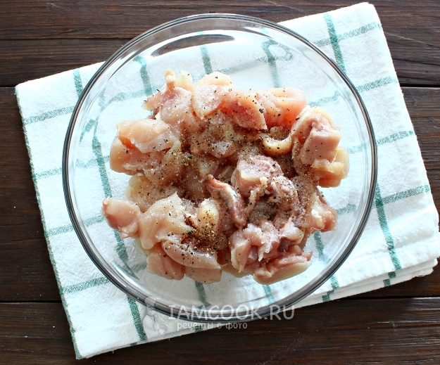 Мясо посолить и поперчить