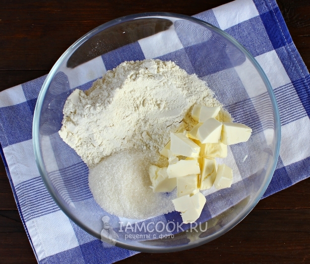 Соединить сахар, муку и масло