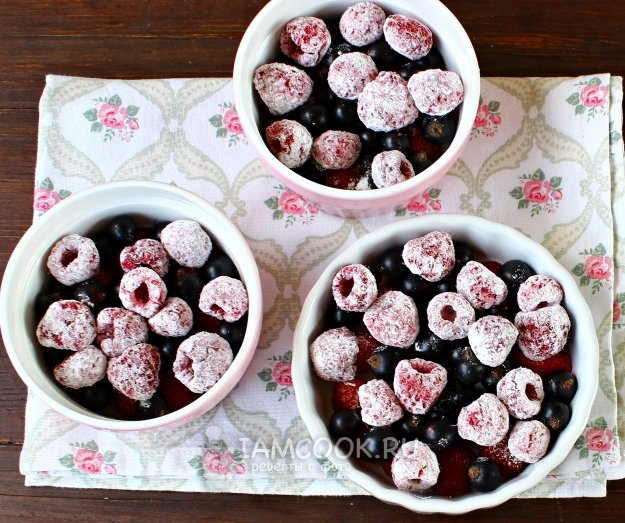 Положить ягоды в форму