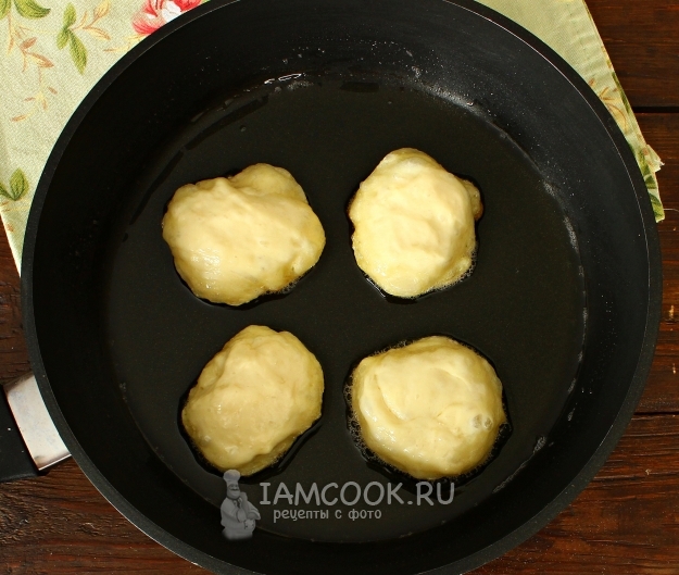 Положить тесто на сковороду