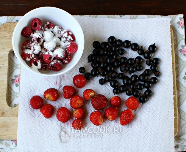 Всыпать к ягодам крахмал