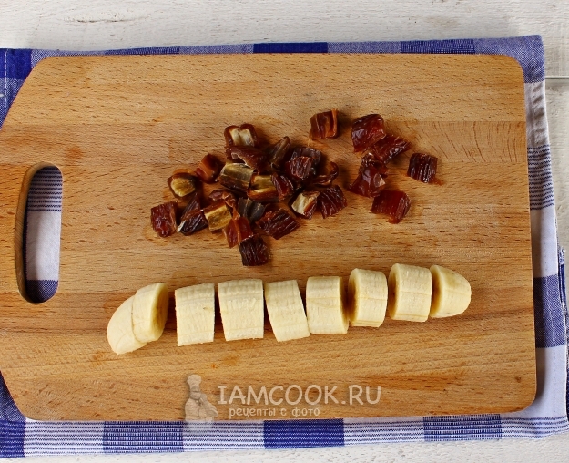 Порезать финики и банан
