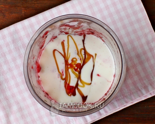 Влить кефир и мед