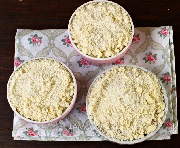 Посыпать мучной крошкой