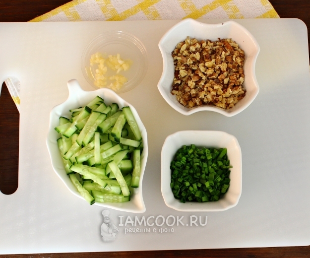 Порезать огурцы, лук и орехи