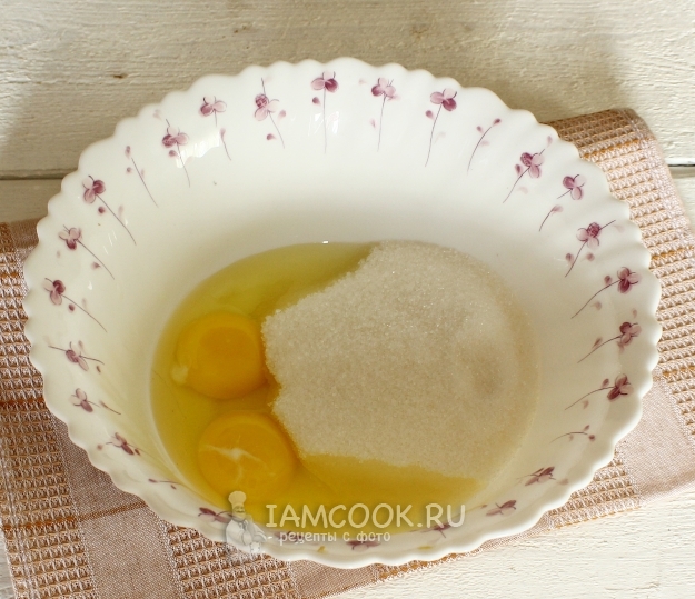 Соединить яйца и сахар