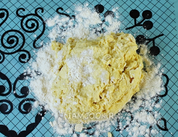 Положить тесто на стол с мукой