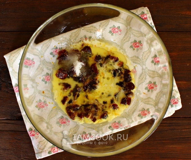 Влить масло и молоко