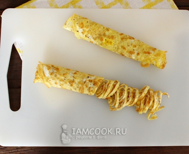 Порезать яичный блин