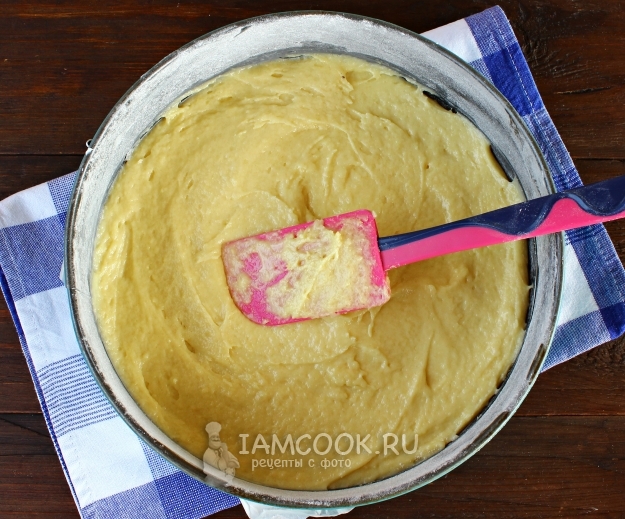 Выложить тесто в форму