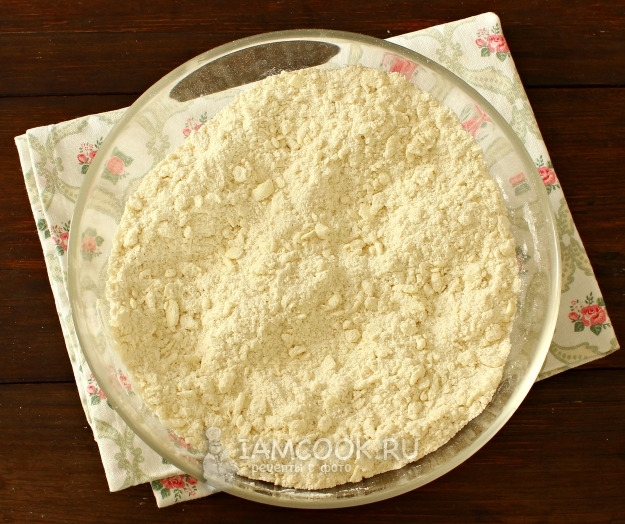 Перетереть муку с маслом руками