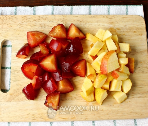 Порезать сливы и яблоки