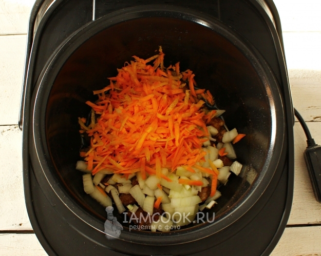 Положить лук и морковь