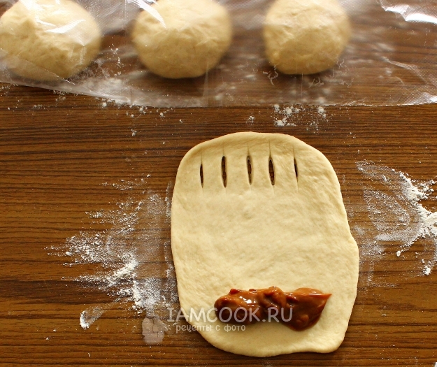 Положить на тесто сгущенку