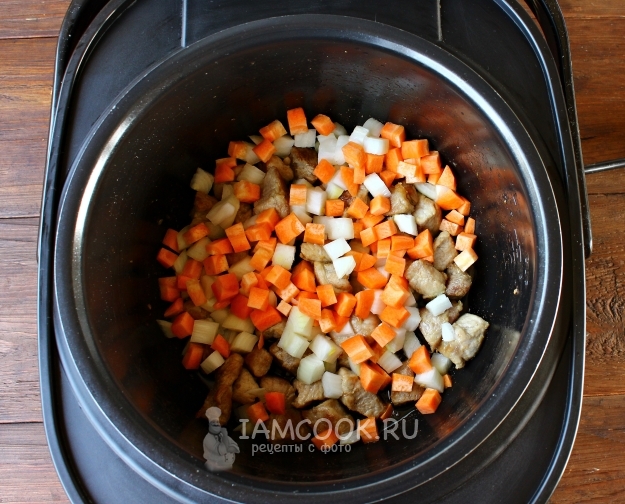 Добавить к мясу лук и морковь