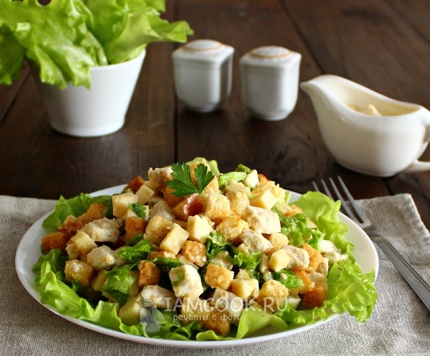 Рецепт салата с курицей, сухариками и сыром