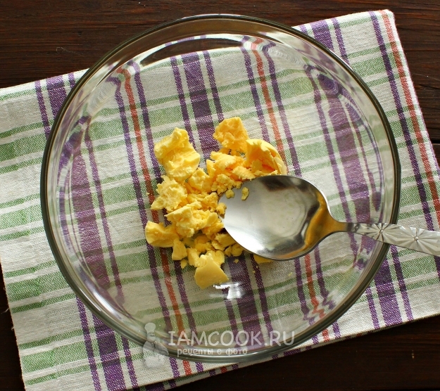 Растереть желтки ложкой