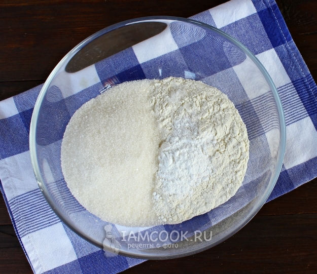 Смешать муку, сахар и разрыхлитель