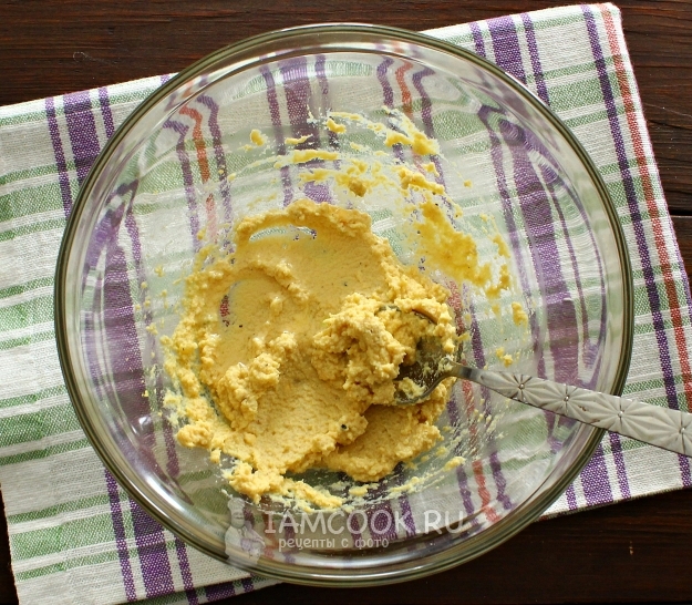 Влить масло