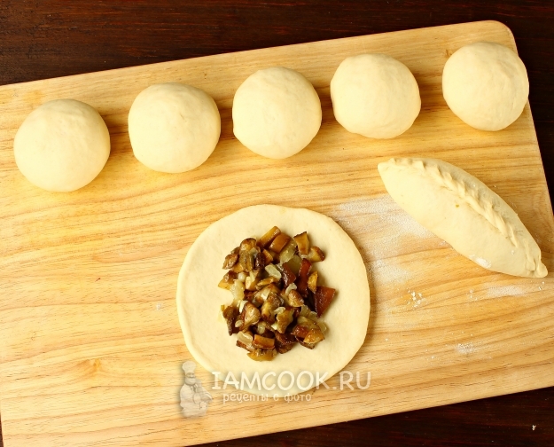 Положить начинку на тесто