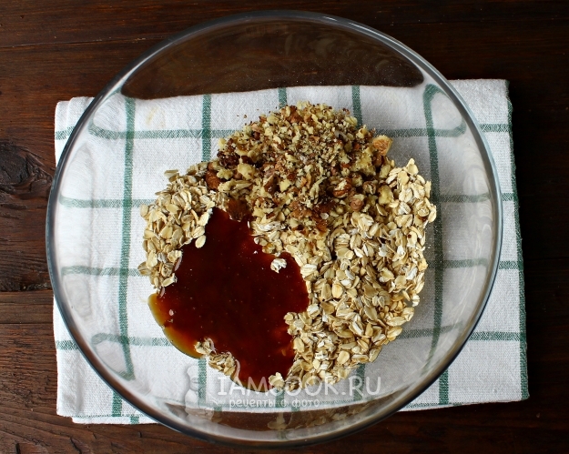 Соединить мед, орехи и овсянку