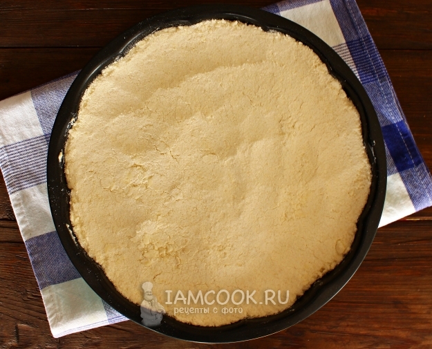 Посыпать мучной крошкой творог