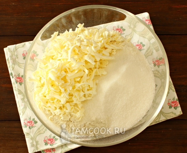 Соединить муку, сахар и масло
