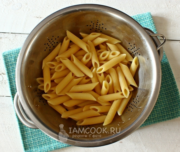 Откинуть макароны на дуршлаг