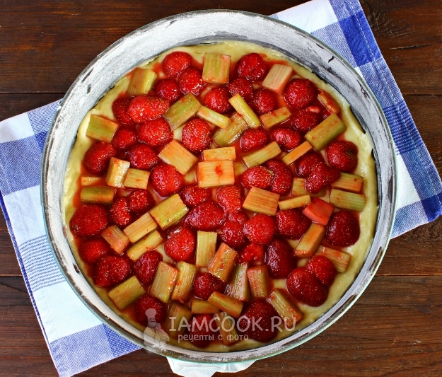 Положить на тесто клубнику с ревенем