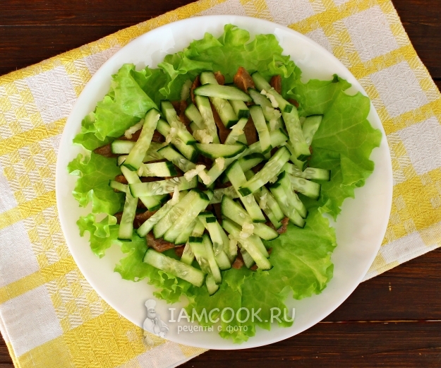 Положить огурцы