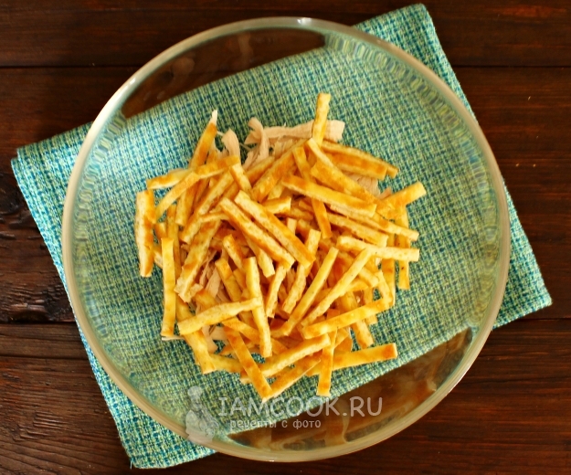 Положить нарезанный блин