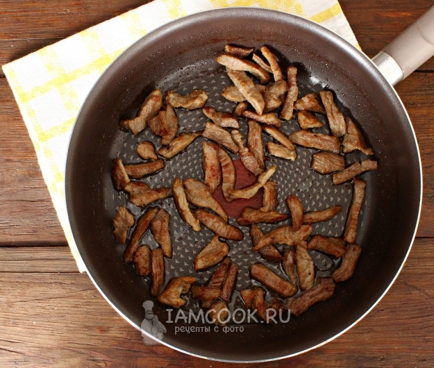 Обжарить мясо