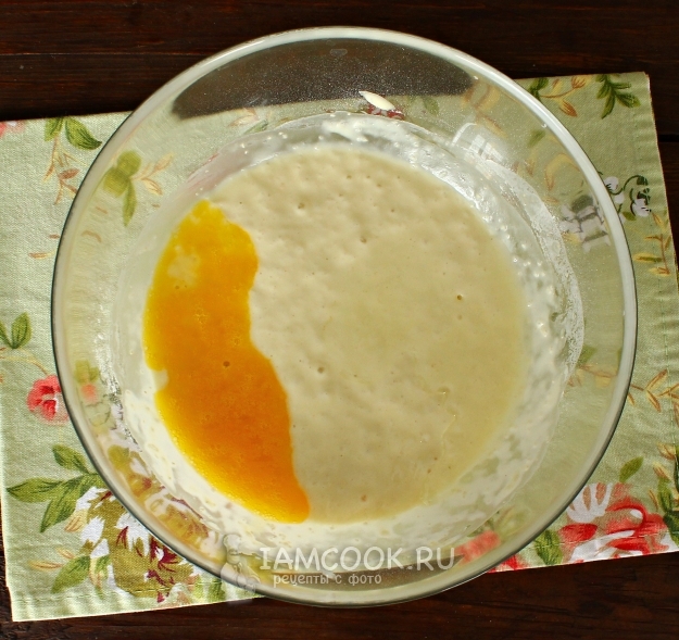 Добавить масло и яйца