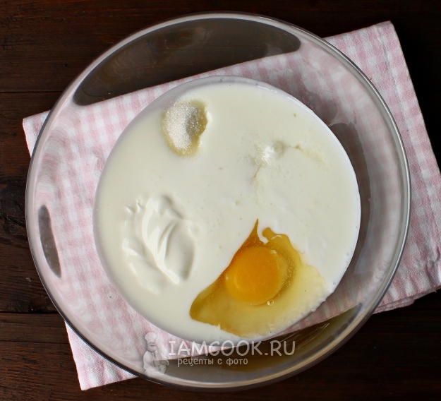 Соединить кефир, яйцо, сметану и сахар