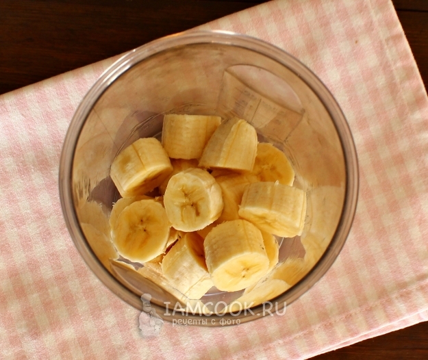 Положить в блендер банан